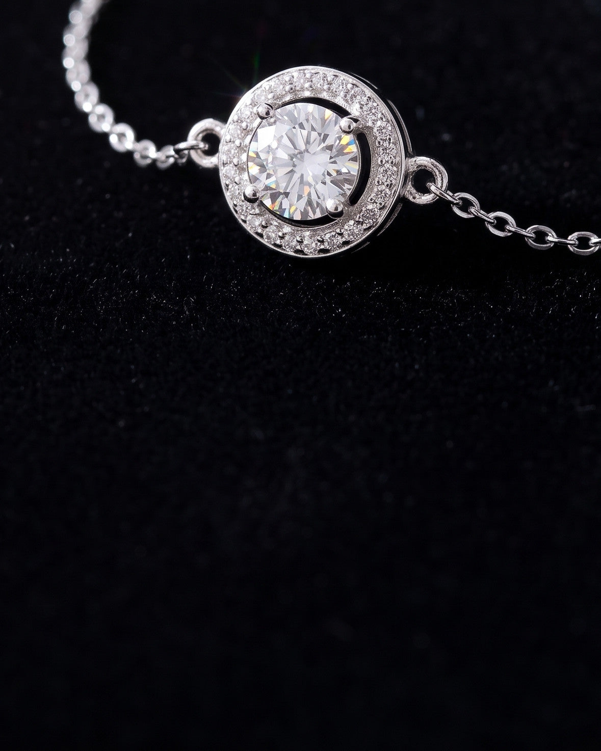 A halo of small moissanites